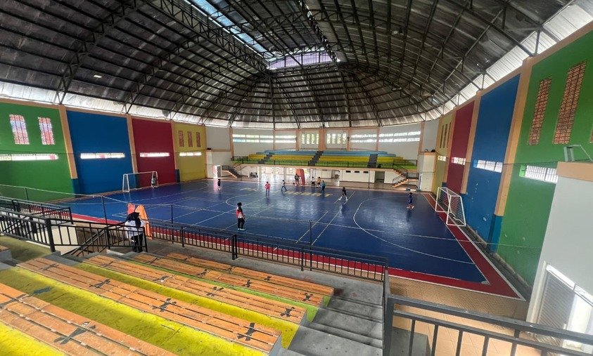 Lapangan futsal GOR PKTJ Kota Tegal dengan fasilitas indoor dan tribun penonton