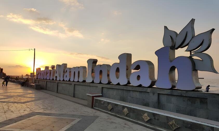 Suasana dermaga apung di Pantai Alam Indah Tegal