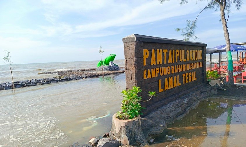 Suasana tempat duduk santai menghadap laut di Pantai Pulau Kodok Tegal
