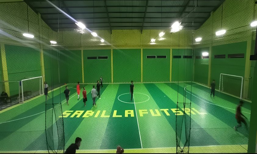 Lapangan Futsal Sabilla dikenal sebagai salah satu arena futsal yang cukup populer di kalangan anak muda Tegal. Dengan ukuran lapangan standar dan permukaan sintetis yang terawat, tempat ini memberikan kenyamanan bagi pemain untuk berlatih maupun bertanding. Suasana yang ramah membuat Sabilla sering menjadi pilihan komunitas futsal untuk mengadakan pertandingan persahabatan.Selain lapangan yang berkualitas, Sabilla juga menyediakan pencahayaan terang sehingga aktivitas futsal bisa dilakukan hingga malam hari. Area sekitar lapangan cukup luas, memudahkan pemain dan penonton untuk berkumpul. Tidak jarang, Sabilla menjadi lokasi turnamen kecil antar sekolah atau komunitas yang menambah semangat kompetisi sekaligus mempererat kebersamaan. Lokasi Lapangan Futsal Sabilla yang strategis membuatnya mudah dijangkau dari berbagai wilayah di Kota Tegal. Harga sewa lapangan relatif terjangkau, sehingga cocok untuk berbagai kalangan. Dengan fasilitas yang memadai dan suasana yang mendukung, Sabilla tetap menjadi salah satu destinasi favorit bagi pecinta futsal di Tegal.