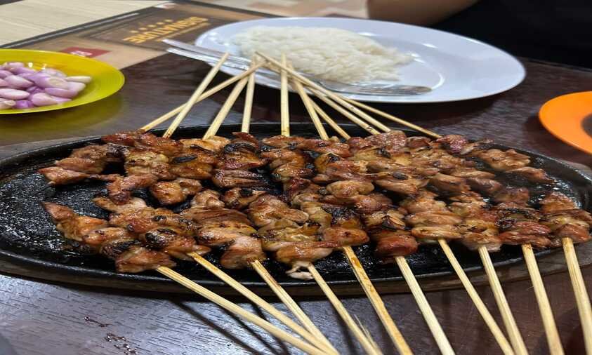 Sate kambing batibul khas Tegal disajikan di hotplate dengan aroma bumbu menggoda
