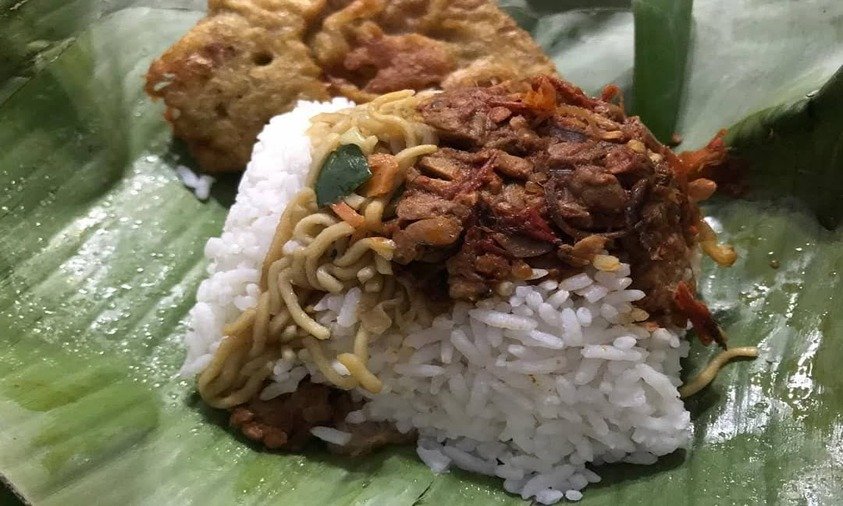 Sega ponggol makanan khas Tegal dengan nasi bungkus daun pisang dan oseng tempe pedas manis