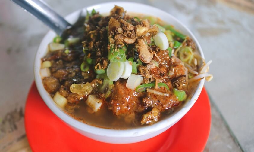 Soto tauco khas Tegal berisi lontong, tauge, suwiran ayam dengan kuah kaldu bercampur tauco