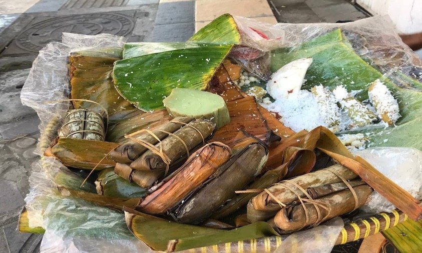Alu-alu jajanan tradisional Tegal dari singkong parut kukus dengan gula dan taburan kelapa muda
