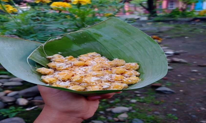 Blendung jajanan pasar Tegal dari jagung tua rebus dengan parutan kelapa dan garam