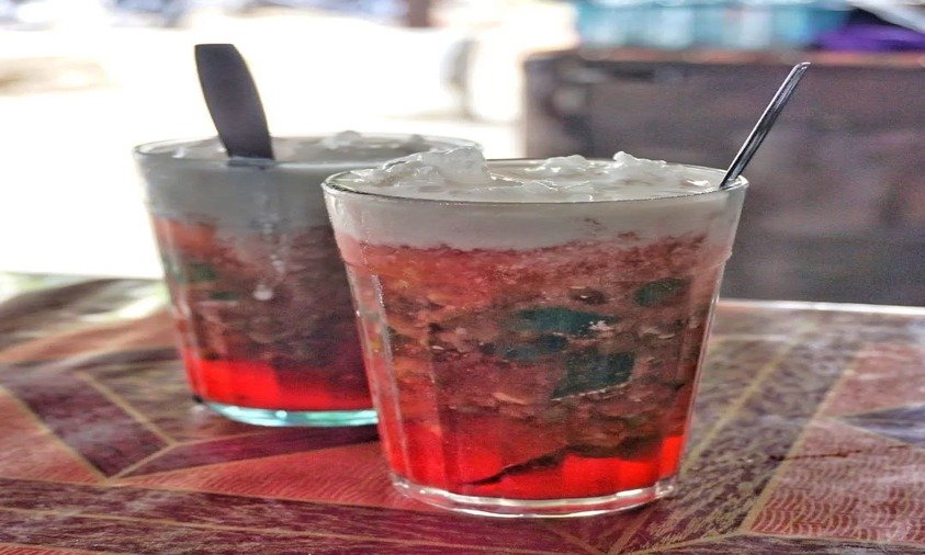Es lontrong minuman khas Tegal berisi kacang hijau rebus, cincau hitam, gula merah, santan dan es serut