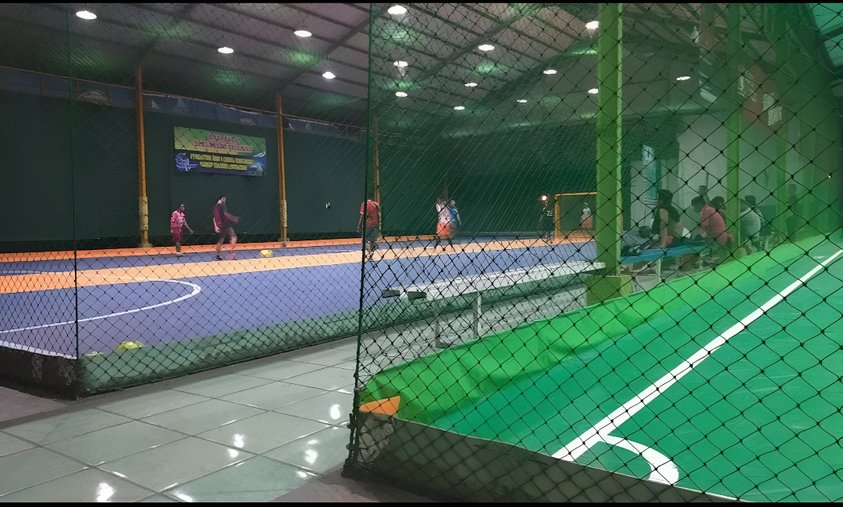 Lapangan futsal Rajawali Kemantran dengan tribun penonton