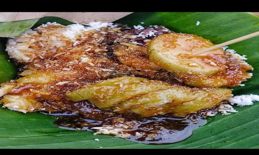 Gemblong ocar acir jajanan manis khas Tegal dari ketan pipih dengan kelapa parut dan gula aren cair