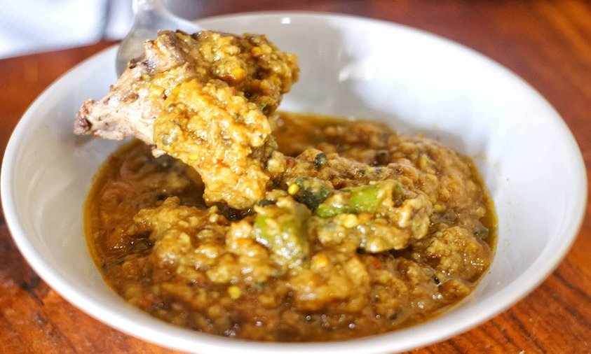 Glotak makanan khas Tegal dari gembus dimasak dengan kaldu tulang, rasa pedas gurih dengan kerupuk mie