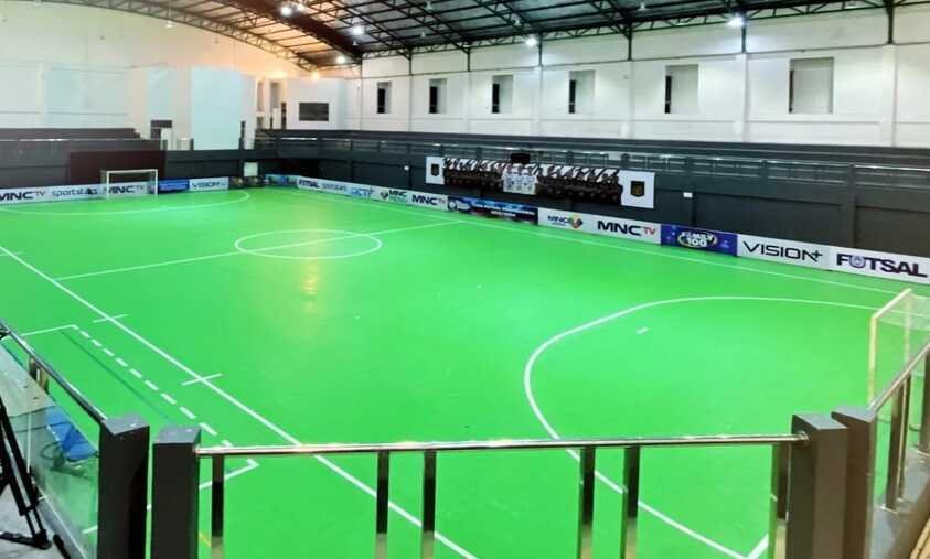 Lapangan futsal GOR Tegal Selatan Kota Tegal dengan fasilitas indoor dan pencahayaan terang