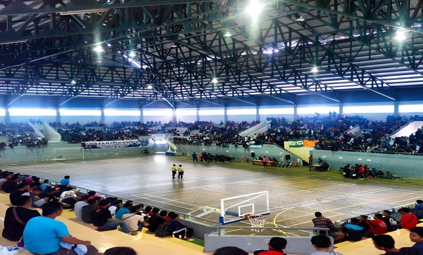 Lapangan futsal GOR Wisanggeni Kota Tegal dengan fasilitas indoor dan tribun penonton