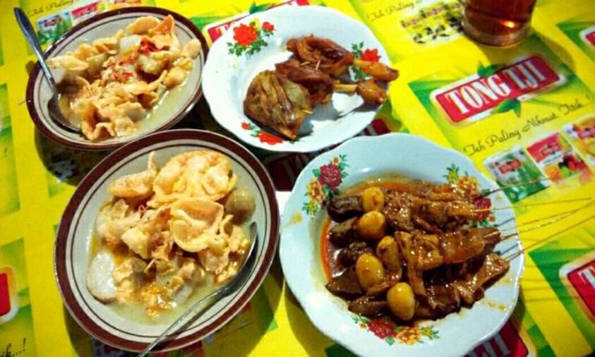 Kupat blengong kuliner khas Tegal dengan daging blengong, kuah rempah kental dan sate besar