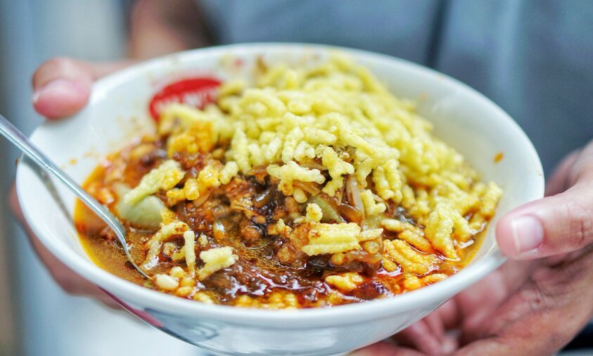 Kupat bongkok hidangan tradisional Tegal dengan kuah tempe semangit, taoge mentah dan sambal pedas
