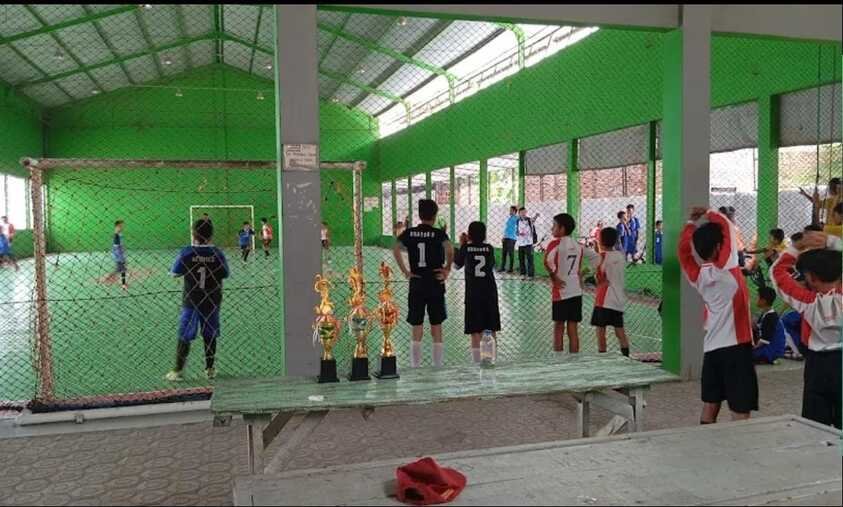 Suasana bermain futsal di lapangan Sipelem Tegal