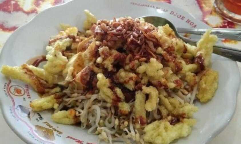Sega lengko kuliner khas Tegal berisi nasi, tahu goreng, tempe, tauge, sambal kacang dan kecap manis