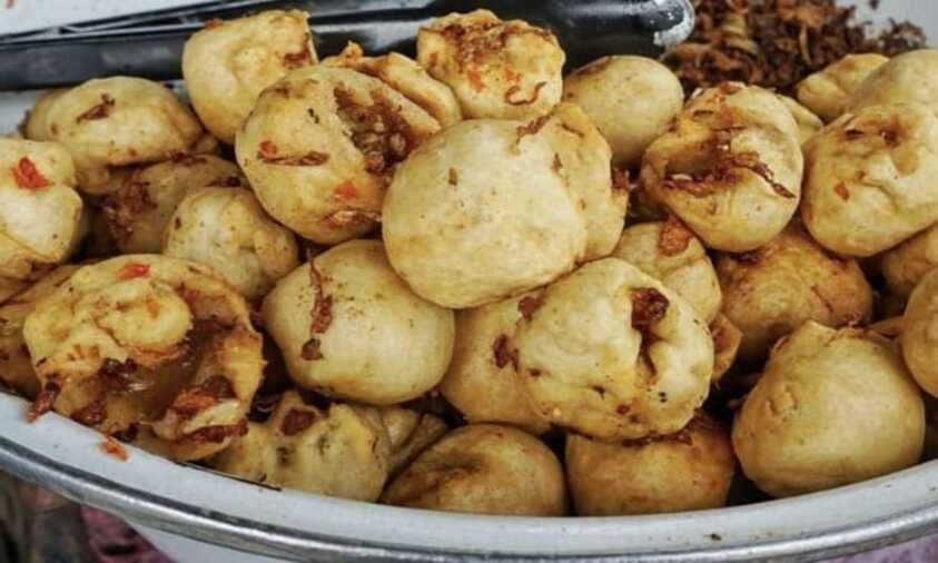 Olos jajanan khas Tegal berbentuk bulat dengan isian kol dan cabai rawit, digoreng renyah pedas