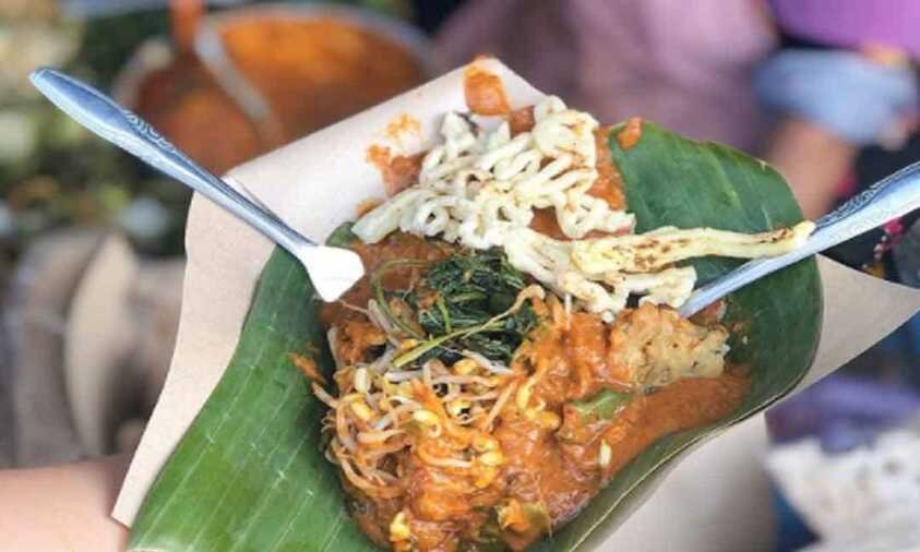 Rujak teplak makanan khas Tegal berupa sayuran rebus dengan bumbu singkong gurih dan kerupuk mie kuning