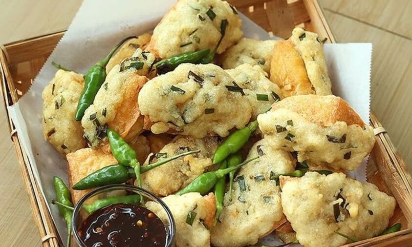 Tahu aci oleh-oleh khas Tegal berbentuk segitiga, digoreng garing dengan adonan tepung kanji daun kucai