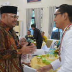 Tegalhitz - Wali Kota Tegal, Dedy Yon Supriyono, menghadiri Upacara Hari Jadi ke-436 Kota Medan di sela agenda Rakernas APEKSI di Medan, Rabu (1/7). Kehadiran para kepala daerah dari berbagai wilayah Indonesia menambah perhatian pada momen tersebut. Dalam amanatnya, Wali Kota Medan, menegaskan bahwa peringatan hari jadi bukan sekadar acara tahunan biasa. “Peringatan Hari Jadi Kota Medan menjadi tanda perjuangan dan kerja keras. Hasil yang kita nikmati hari ini merupakan buah perjuangan para pahlawan, dan tugas kita adalah melanjutkan perjuangan tersebut,” ujarnya. Pada peringatan tahun ini, Kota Medan mengangkat tema “Medan Tangguh, Maju untuk Semua”. Tema tersebut menggambarkan semangat Kota Medan untuk terus berkembang menghadapi berbagai tantangan, sekaligus menghadirkan kemajuan yang dapat dirasakan seluruh lapisan masyarakat. Rico Waas juga menekankan bahwa pembangunan bukan proses instan. “Membangun kota adalah ikhtiar jangka panjang. Oleh karena itu, Kota Medan bekerja sama dengan seluruh stakeholder dengan semangat gotong royong untuk mewujudkan kemajuan yang dapat dirasakan seluruh masyarakat,” katanya. Menutup sambutannya, ia mengajak seluruh masyarakat memperkuat kebersamaan. “Mari kita jadikan Hari Jadi Kota Medan ke-436 sebagai momentum bersama untuk terus memperkuat sinergi dalam membangun Kota Medan yang lebih maju, tangguh, dan memberikan manfaat bagi seluruh masyarakat,” pungkasnya
