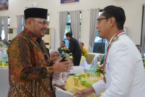 Tegalhitz - Wali Kota Tegal, Dedy Yon Supriyono, menghadiri Upacara Hari Jadi ke-436 Kota Medan di sela agenda Rakernas APEKSI di Medan, Rabu (1/7). Kehadiran para kepala daerah dari berbagai wilayah Indonesia menambah perhatian pada momen tersebut. Dalam amanatnya, Wali Kota Medan, menegaskan bahwa peringatan hari jadi bukan sekadar acara tahunan biasa. “Peringatan Hari Jadi Kota Medan menjadi tanda perjuangan dan kerja keras. Hasil yang kita nikmati hari ini merupakan buah perjuangan para pahlawan, dan tugas kita adalah melanjutkan perjuangan tersebut,” ujarnya. Pada peringatan tahun ini, Kota Medan mengangkat tema “Medan Tangguh, Maju untuk Semua”. Tema tersebut menggambarkan semangat Kota Medan untuk terus berkembang menghadapi berbagai tantangan, sekaligus menghadirkan kemajuan yang dapat dirasakan seluruh lapisan masyarakat. Rico Waas juga menekankan bahwa pembangunan bukan proses instan. “Membangun kota adalah ikhtiar jangka panjang. Oleh karena itu, Kota Medan bekerja sama dengan seluruh stakeholder dengan semangat gotong royong untuk mewujudkan kemajuan yang dapat dirasakan seluruh masyarakat,” katanya. Menutup sambutannya, ia mengajak seluruh masyarakat memperkuat kebersamaan. “Mari kita jadikan Hari Jadi Kota Medan ke-436 sebagai momentum bersama untuk terus memperkuat sinergi dalam membangun Kota Medan yang lebih maju, tangguh, dan memberikan manfaat bagi seluruh masyarakat,” pungkasnya