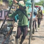 Atasi Bau Tak Sedap, Pemkab Brebes Bersihkan Saluran Irigasi di Pusat Kota