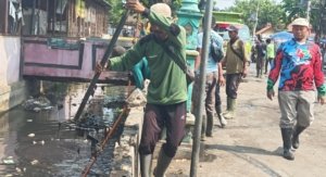 Atasi Bau Tak Sedap, Pemkab Brebes Bersihkan Saluran Irigasi di Pusat Kota